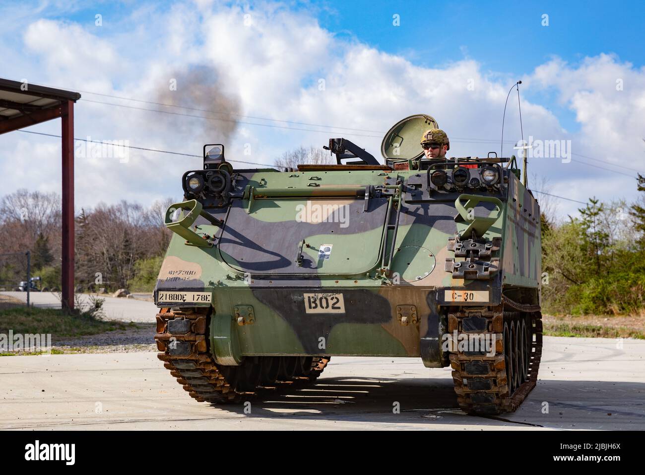 Un soldato dell'esercito degli Stati Uniti assegnato alla Guardia Nazionale dell'Esercito del Connecticut gestisce un vettore personale Armored M113 alla riserva militare di Stones Ranch, East Lyme, Connecticut, 27 aprile 2022. Questo M113 è uno dei 200 vettori corazzati del personale, o APC, che sono forniti dal Dipartimento della Difesa in Ucraina come parte del pacchetto di aiuti di sicurezza degli Stati Uniti per l'Ucraina da $800 milioni firmato dal Presidente Joe Biden. (STATI UNITI Foto dell'esercito di Sgt. Matteo Lucibello) Foto Stock