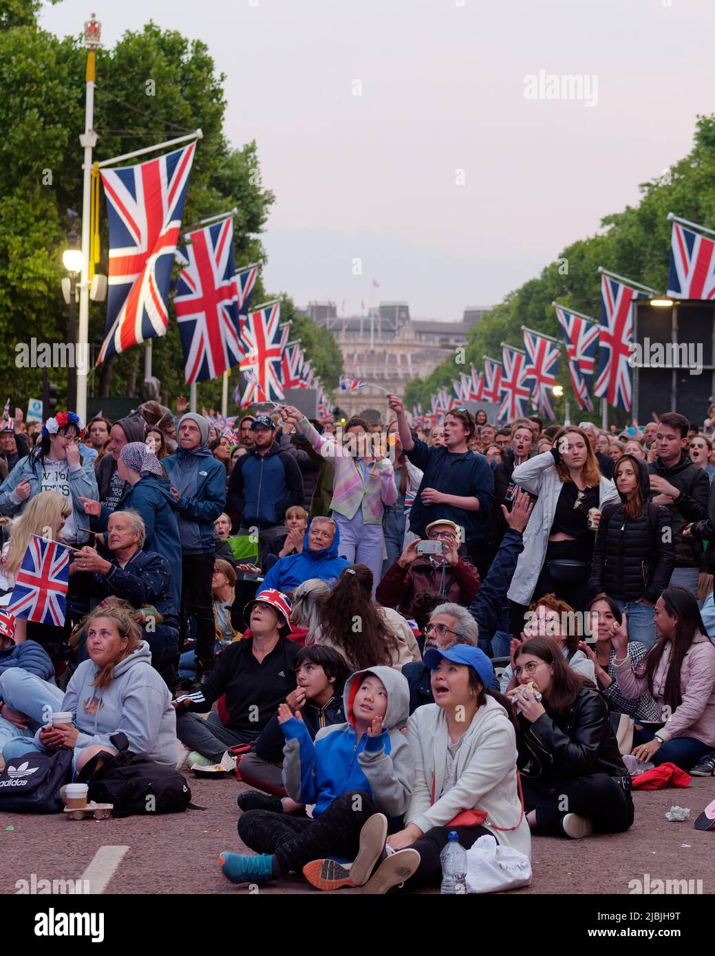 Londra, Grande Londra, Inghilterra, Giugno 04 2022: Concerto giubilare al Mall. La folla guarda e guarda il concerto. Foto Stock