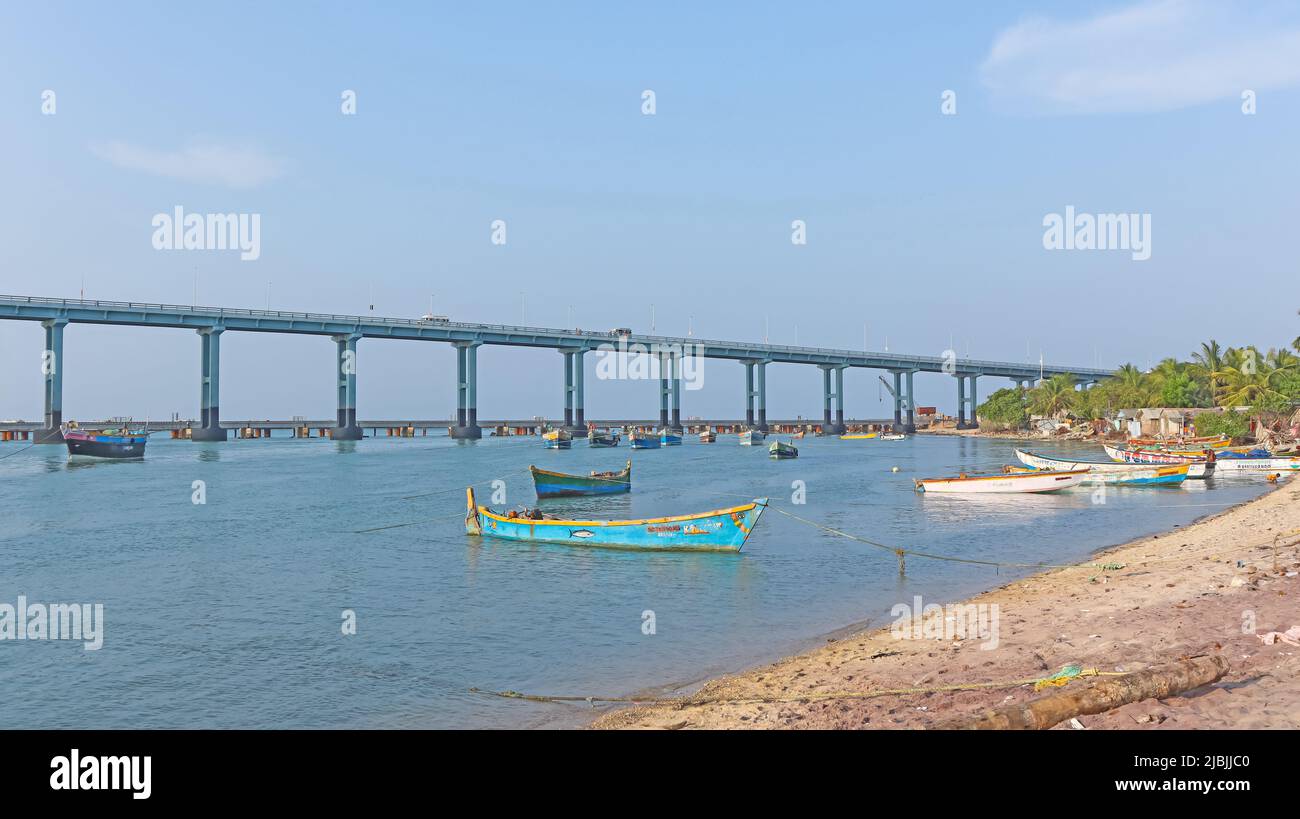 Vista del ponte di Pamban dalla spiaggia di Pamban, Rameswaram, Tamilnadu, India. Foto Stock