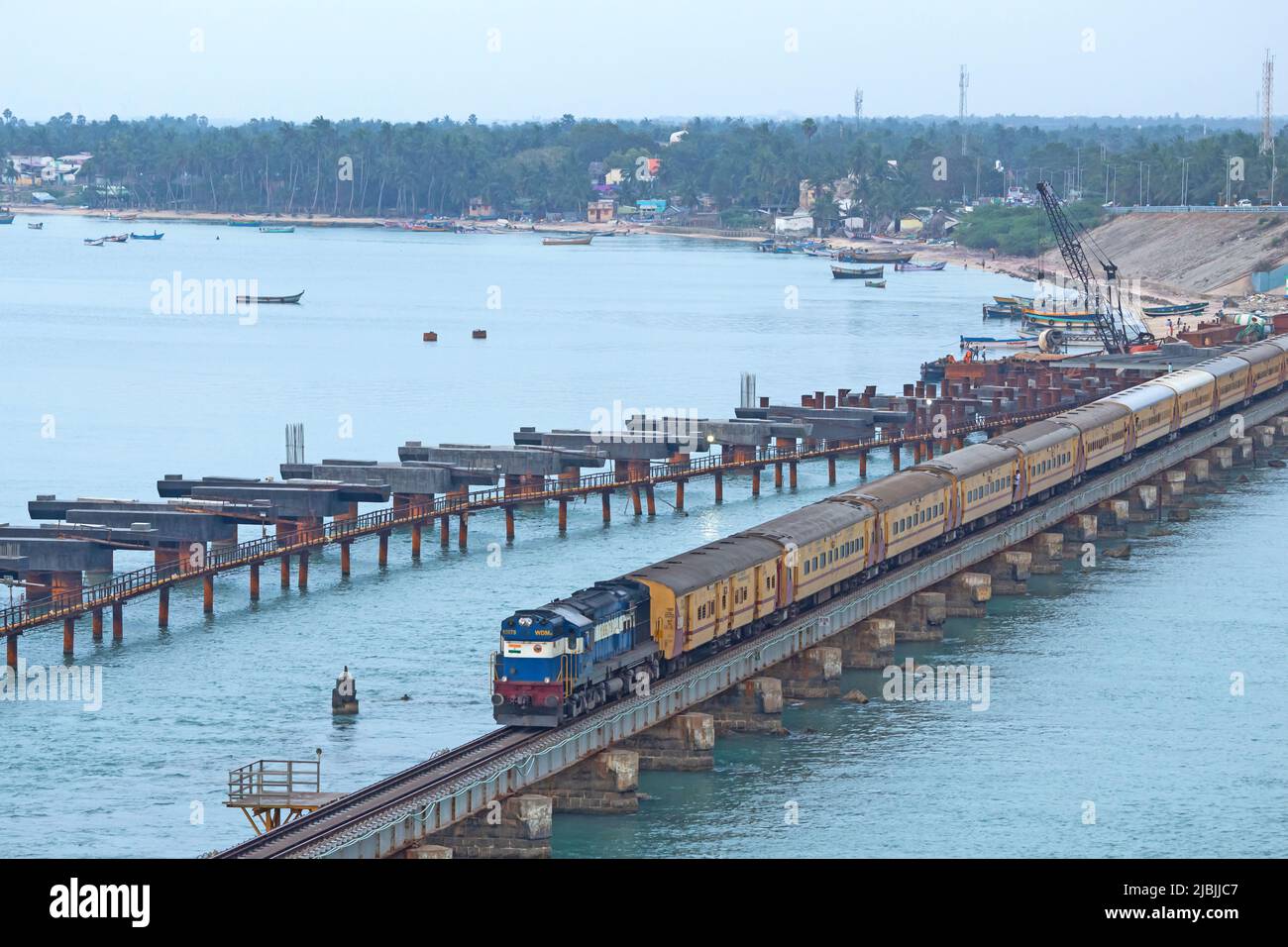 Vista della ferrovia che attraversa il ponte di Pamban collega la terraferma dell'India e l'isola di Pamban, Rameswaram, Tamilnadu, India. Foto Stock