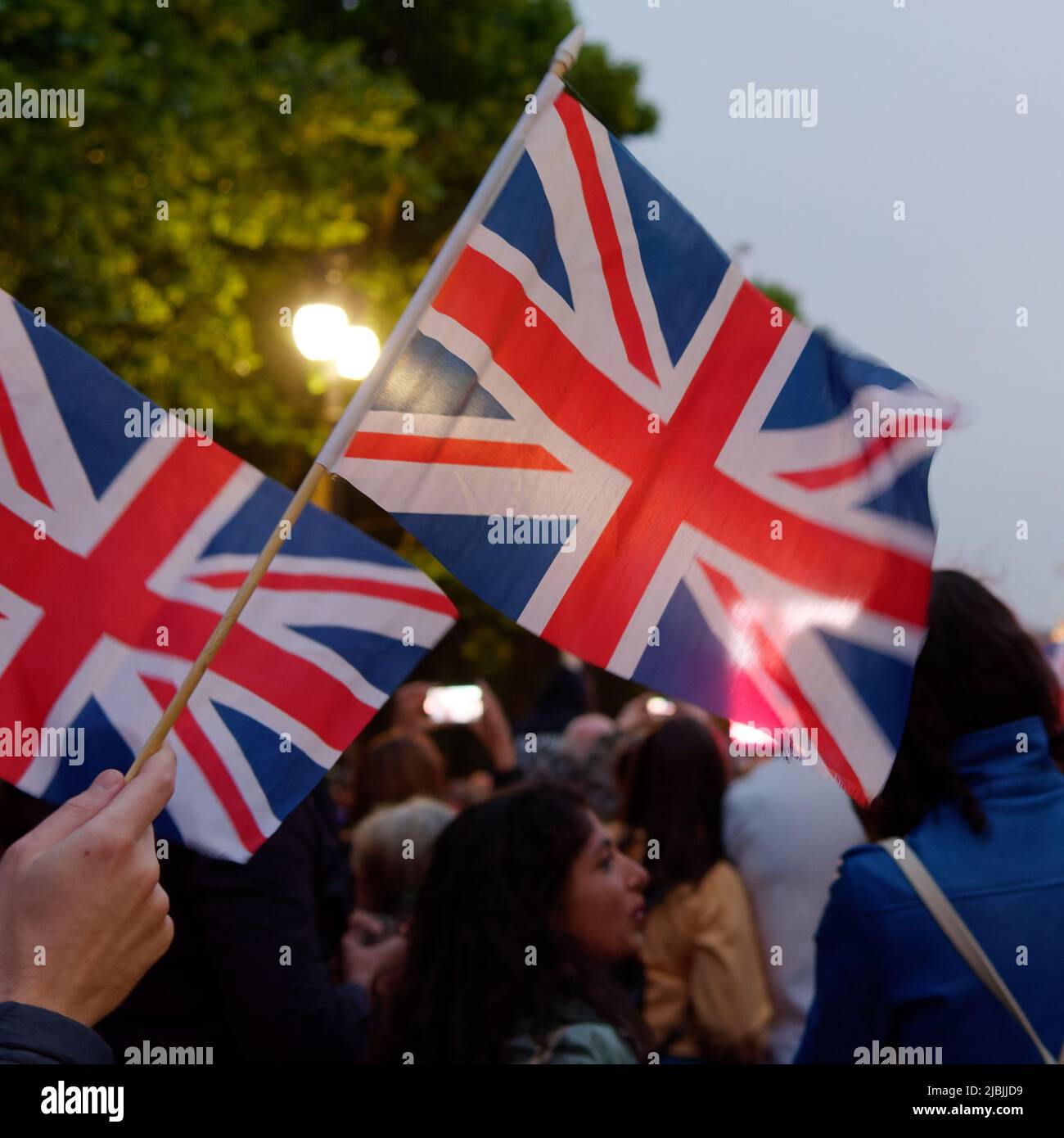 Londra, Grande Londra, Inghilterra, Giugno 04 2022: Concerto giubilare al Mall. Union Jack bandiere che sono ondate nella folla. Foto Stock