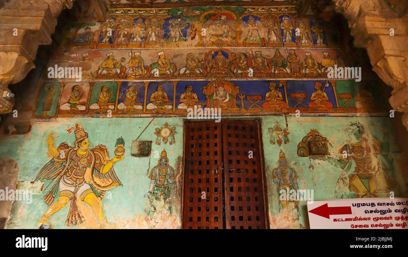 Dipinti di dèi indù sul tempio di Amrutha Kalasa Garudar Samadhi all'interno del campus del tempio di Ranganathaswami, Srirangam, Trichy, Tamilnadu, India. Foto Stock