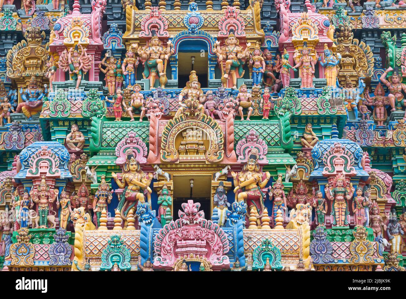 Sculture colorate di Dio Indù e Dea sul Gopuram di Sri Ranganatha Swamy Tempio, Srirangam, Trichy, Tamilnadu, India. Foto Stock