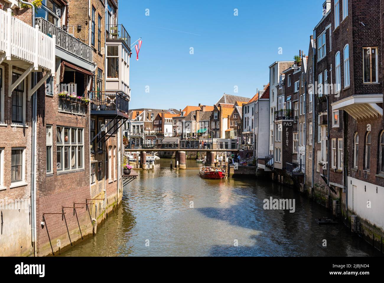 Dordrecht, Paesi Bassi - 8 maggio 2022: Vista panoramica del centro storico di Dordrecht, Paesi Bassi occidentali. Canale Foto Stock