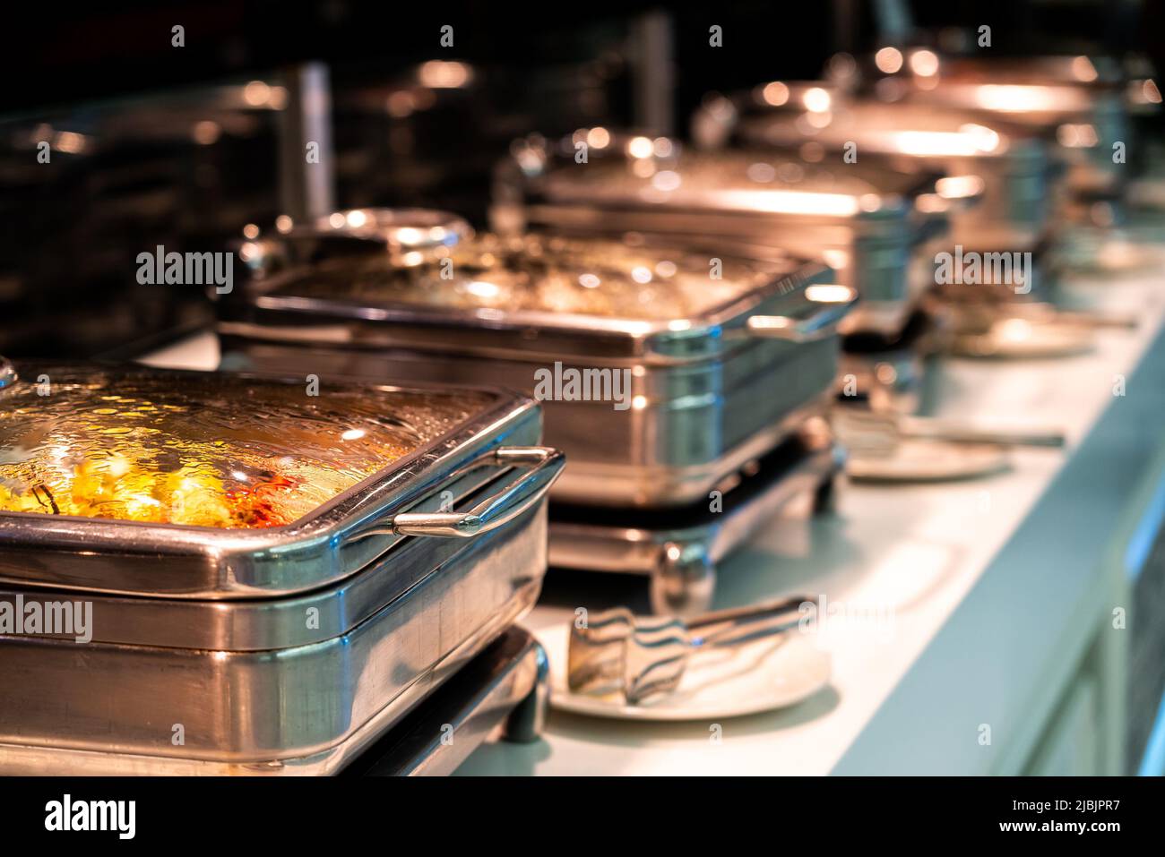 Catering buffet con vassoi riscaldati pronto per il servizio nel ristorante dell'hotel Foto Stock