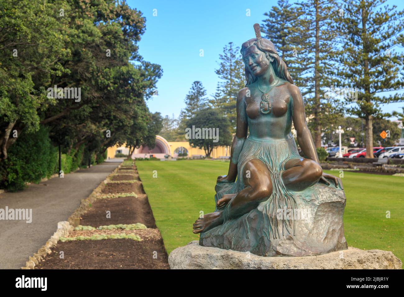 Napier, Nuova Zelanda. Una statua in bronzo di Pania della barriera corallina, una mitica maori maiden, in un parco Foto Stock