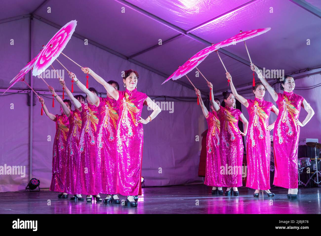 Un gruppo di ballerine cinesi che si esibiscono sul palco con ombrelloni di carta durante le celebrazioni del festival della luna. Auckland, Nuova Zelanda Foto Stock