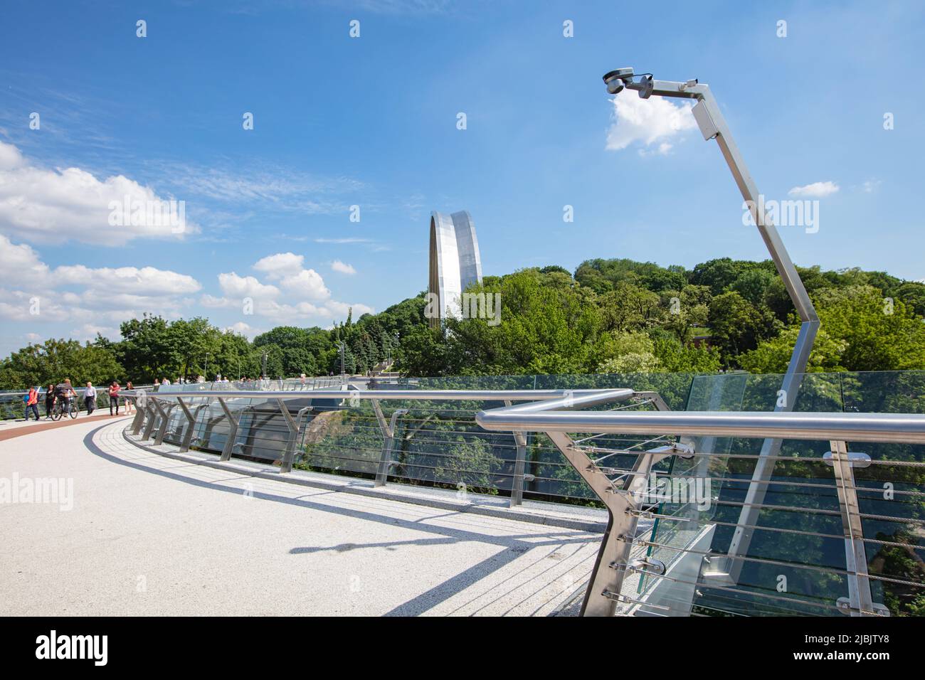 Kiev, Ucraina - 1 giugno 2022: Ponte pedonale e ciclabile attraverso la discesa di San Volodymyr a Kiev, Ucraina Foto Stock