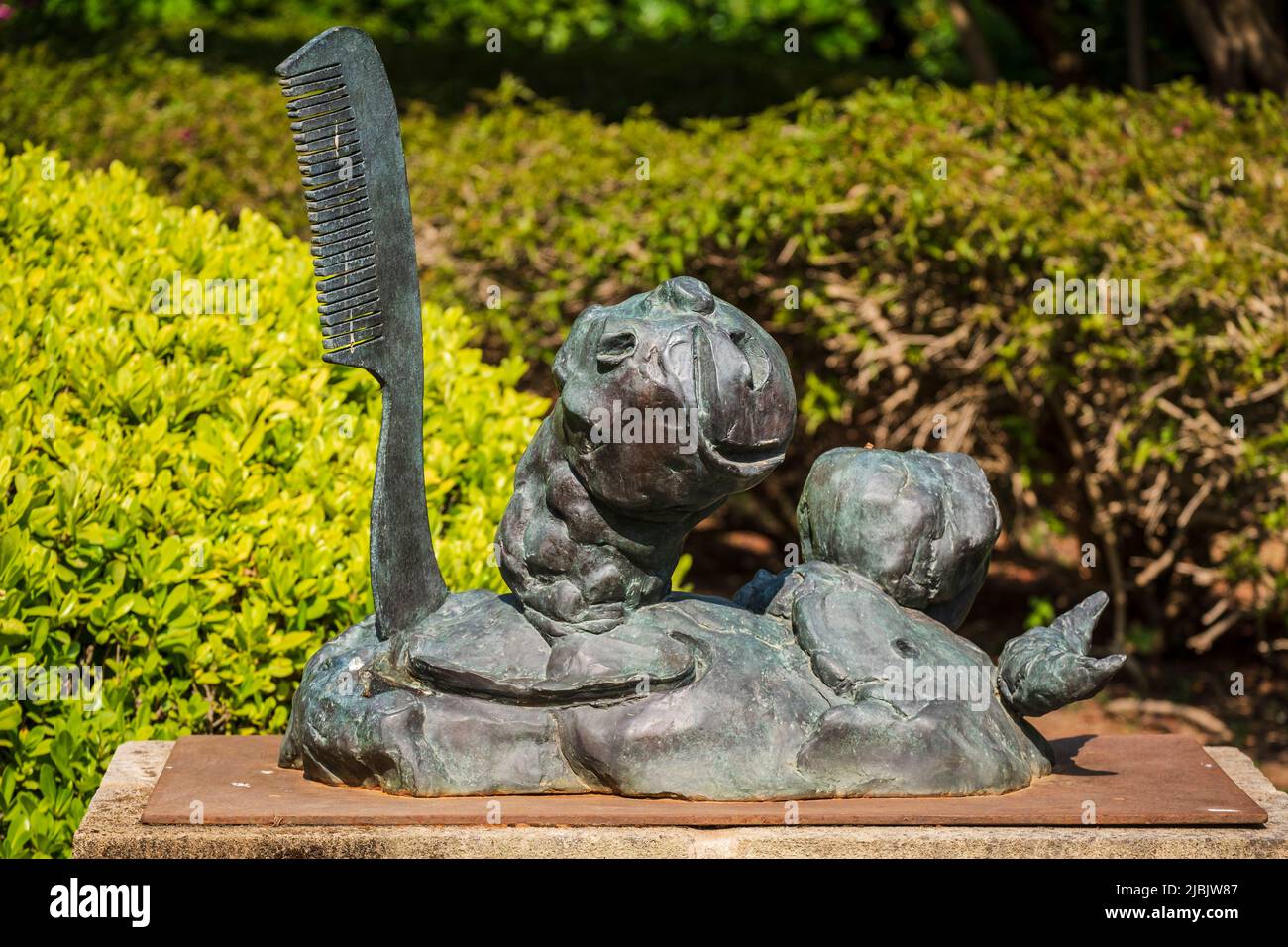 Joan Miró (spagnolo, 1893-1983), Personnage et oiseau, 1978, bronzo sabbiato, Marivent Garden, Palma, Maiorca Foto Stock