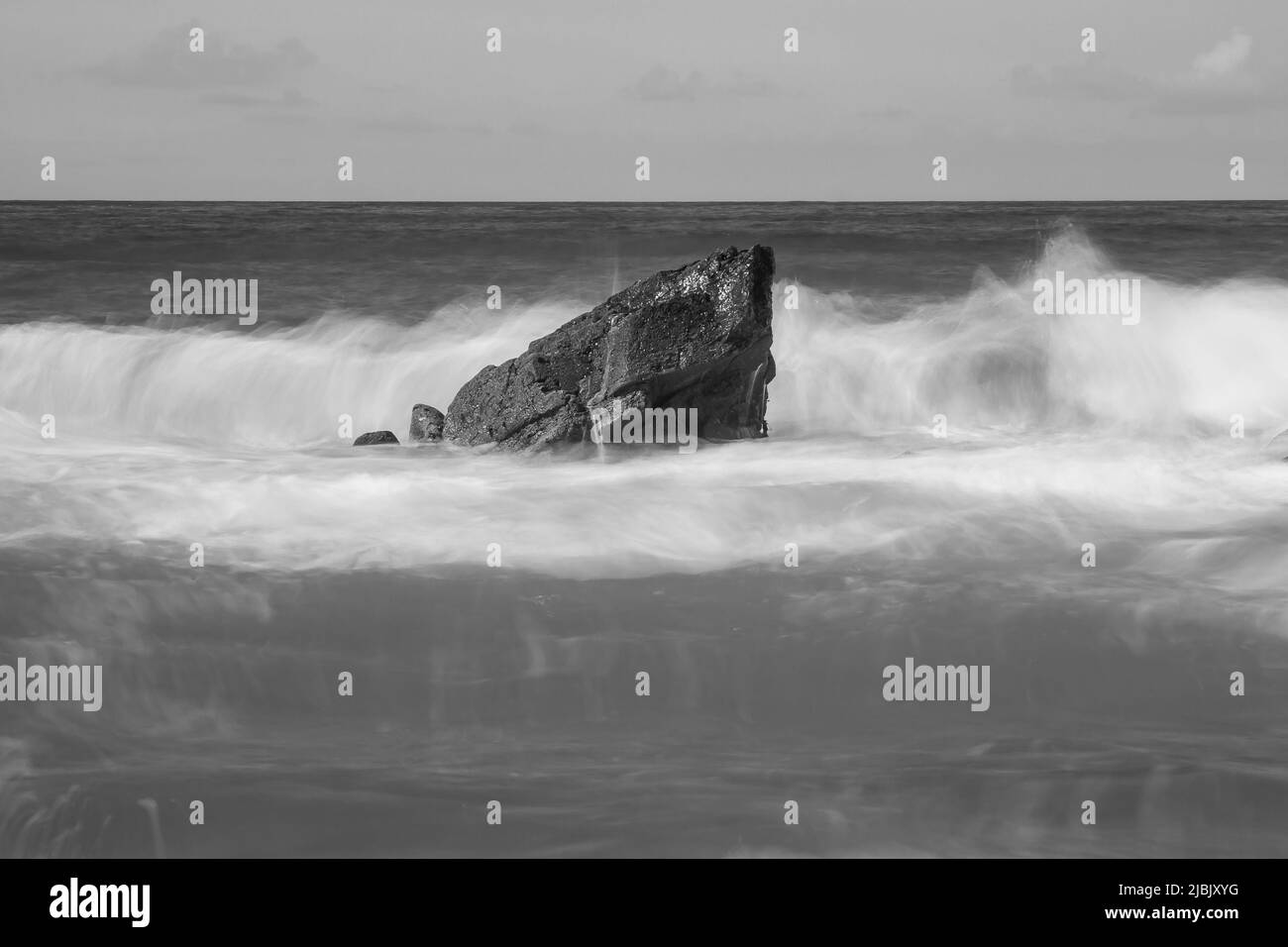 Immagine a lunga esposizione di onde che si infrangono sulle rocce della costa nord della Cornovaglia Foto Stock