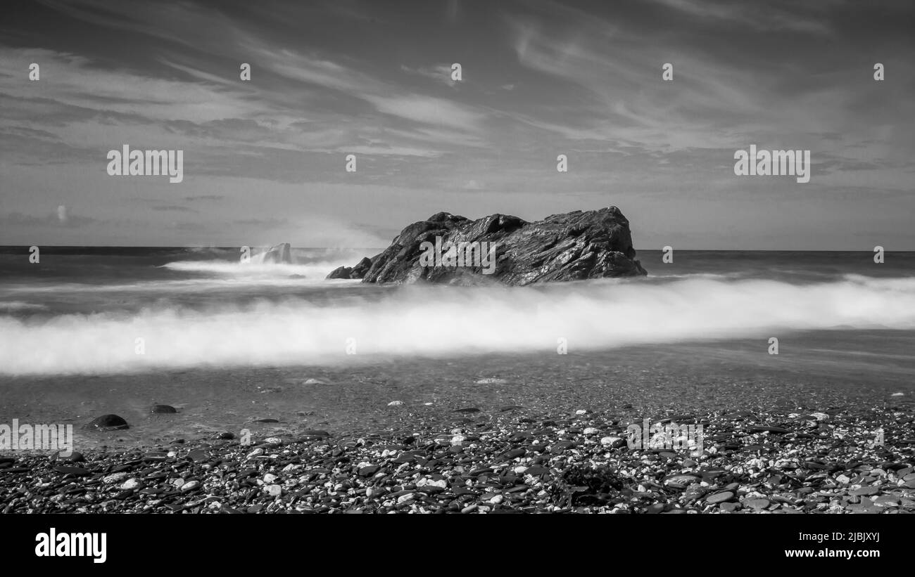 Immagine a lunga esposizione di onde che si infrangono sulle rocce della costa nord della Cornovaglia Foto Stock