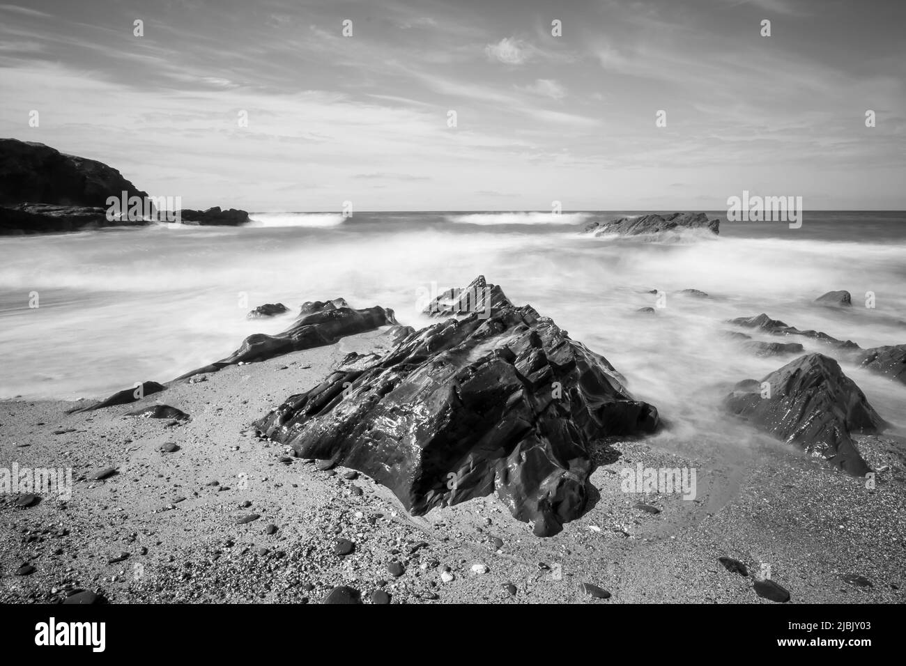 Immagine a lunga esposizione di onde che si infrangono sulle rocce della costa nord della Cornovaglia Foto Stock