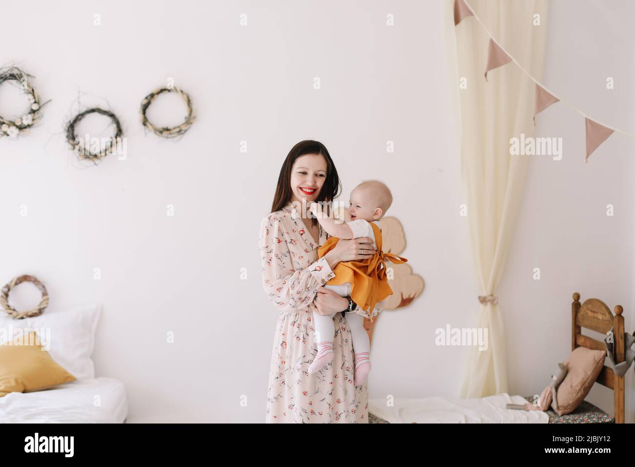 Mamma felice che tiene e abbraccia la figlia piccola, famiglia amorevole sentimenti sinceri. Madre e bambino Foto Stock