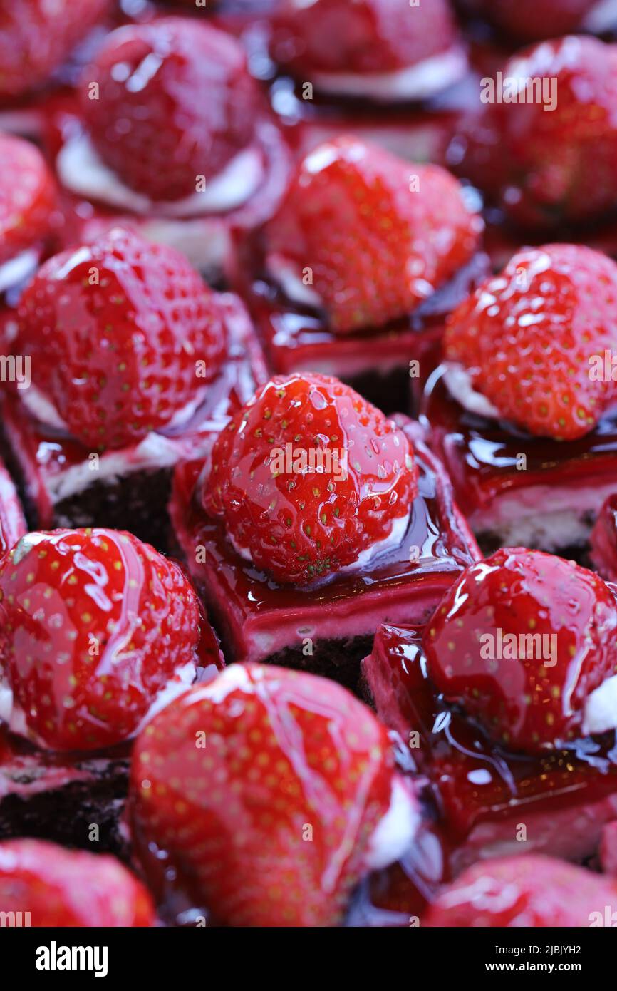 Piccole fette di fragola per torte. Primo piano Foto Stock