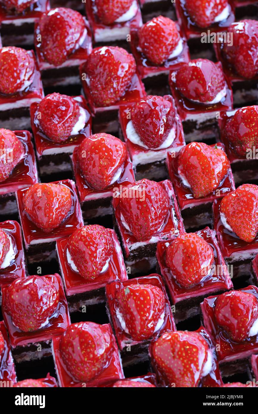 Piccole fette di fragola per torte. Primo piano Foto Stock