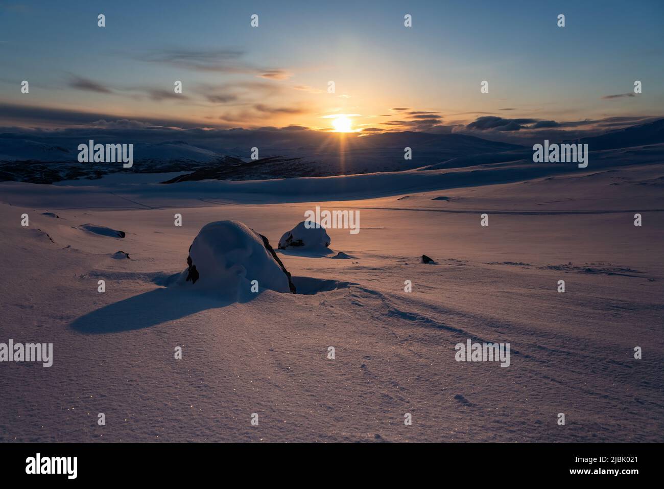 Tramonto, luce dorata sulle nevose montagne invernali norvegesi. Joesjo, Svezia Foto Stock