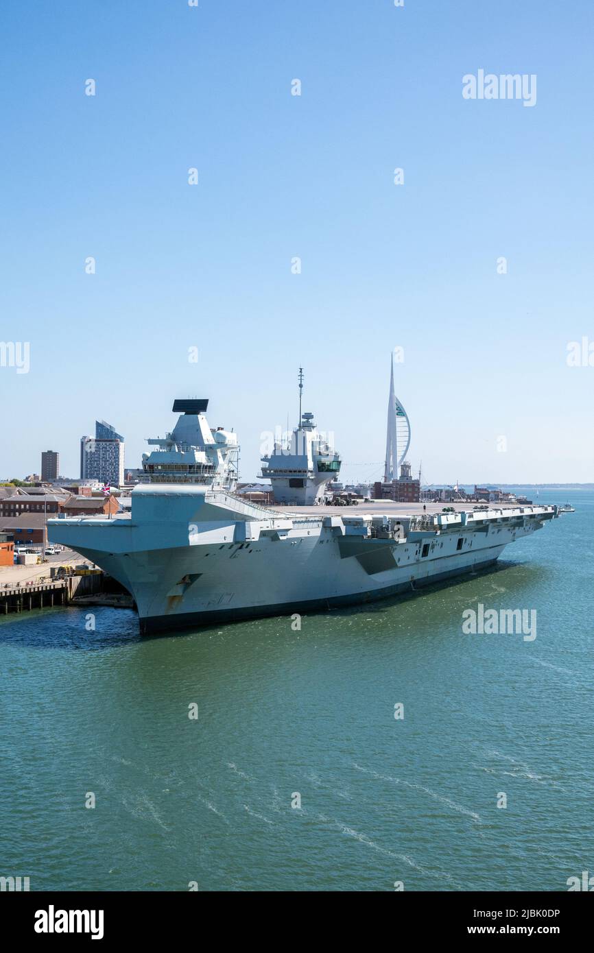 Regno Unito, Inghilterra, Portsmouth Harbour. HMS Regina Elisabetta (R08). Il Gruppo di Strike della compagnia aerea. Foto Stock