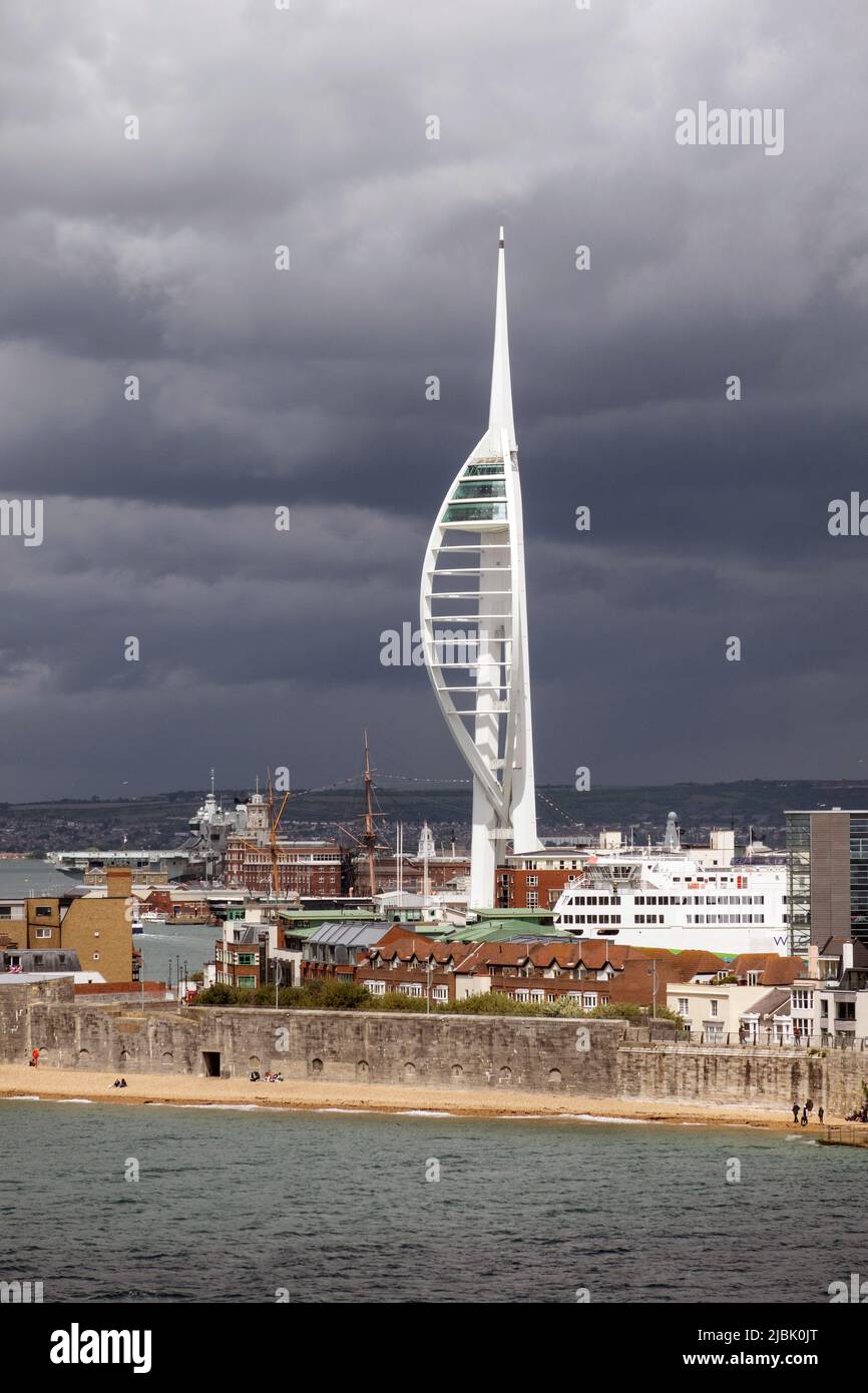 Regno Unito, Inghilterra, Portsmouth Harbour. La Spinnaker Tower con una piattaforma di osservazione in cima. Foto Stock
