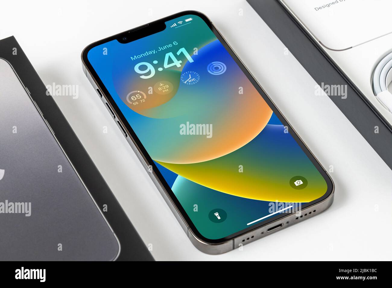 Antalya, TURCHIA - 7 giugno 2022. IPhone 13 Pro con il nuovo schermo iOS 16, il prossimo sistema operativo per gli smartphone Apple sarà rilasciato Foto Stock
