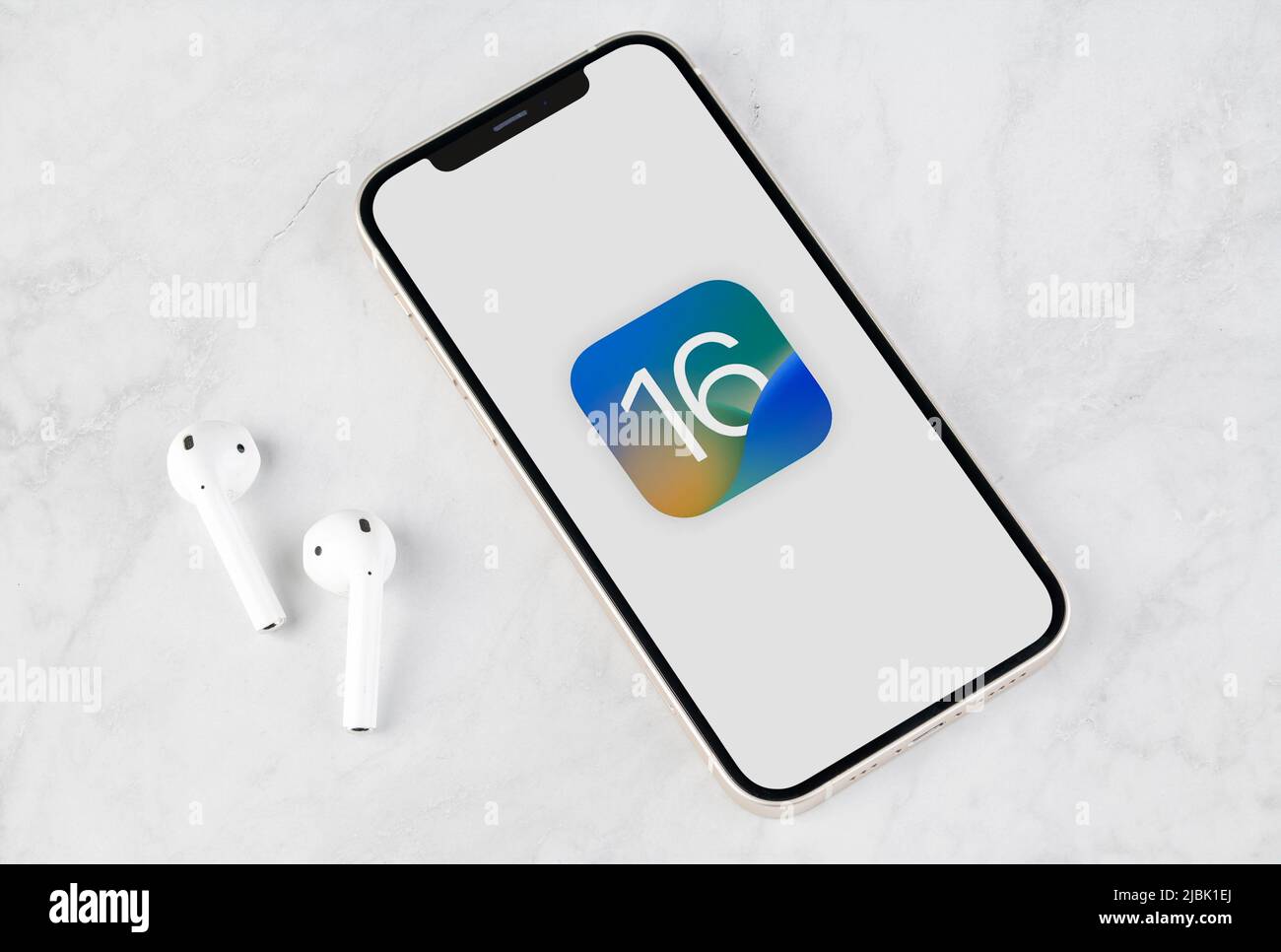 Antalya, TURCHIA - 7 giugno 2022. IPhone 13 Pro schermo con il nuovo logo iOS 16, il prossimo sistema operativo per gli smartphone Apple sarà rilasciato Foto Stock