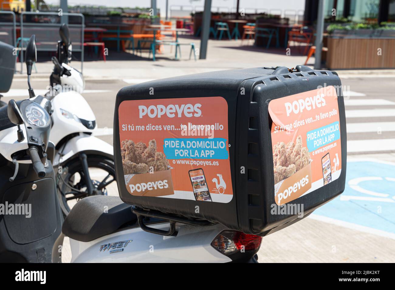 ALFAFAR, SPAGNA - 06 GIUGNO 2022: Popeyes è una catena multinazionale americana di fast food di pollo fritto Foto Stock