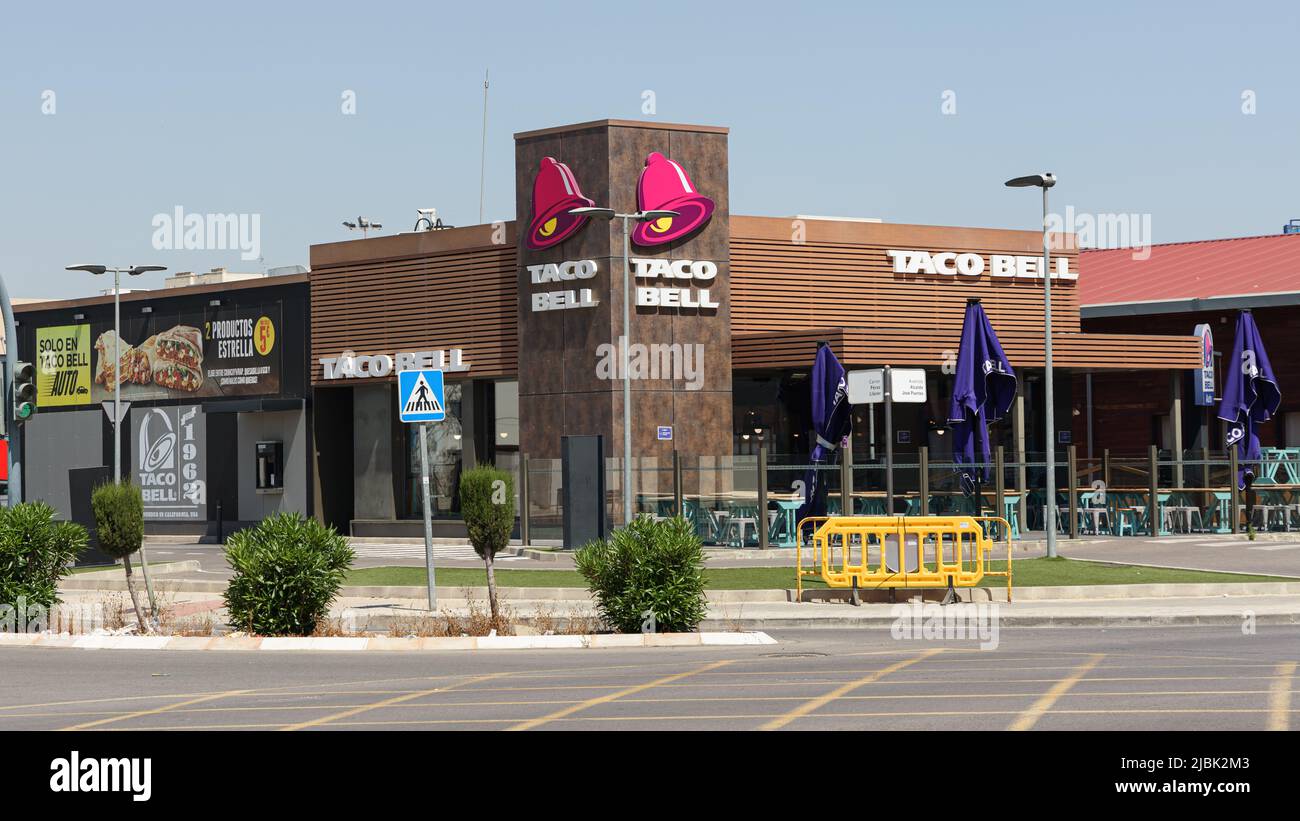 ALFAFAR, SPAGNA - 06 GIUGNO 2022: Il Taco Bell è una catena americana di ristoranti fast food. I ristoranti servono una varieta' di foo di ispirazione messicana Foto Stock