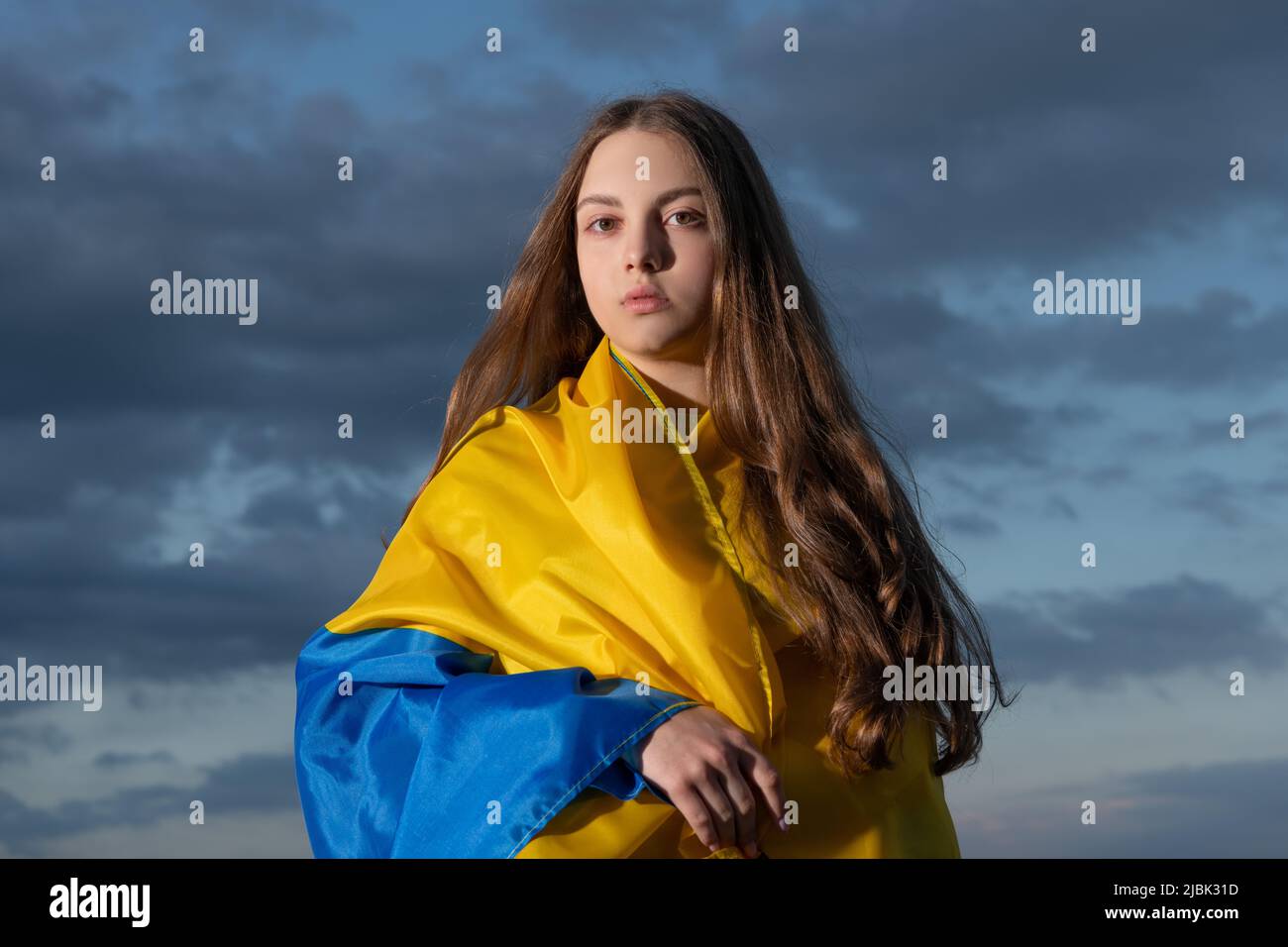 teen ucraina patriottica con bandiera blu gialla dell'ucraina Foto Stock