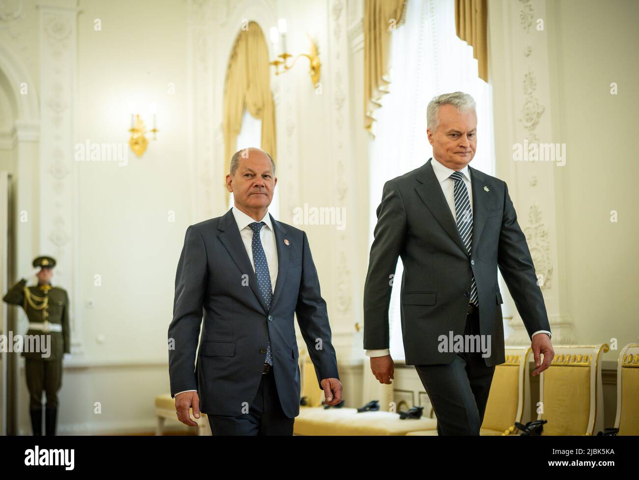 Vilnius, Lituania. 07th giugno 2022. Il cancelliere tedesco OLAF Scholz (SPD), si reca accanto a Gitanas Nauseda, presidente della Lituania, presso il Palazzo Presidenziale. Scholz incontrerà i capi di Stato e di governo dei tre stati baltici di Lituania, Lettonia ed Estonia nella capitale lituana Vilnius. Visiterà anche gli oltre 1.000 soldati della Bundeswehr di stanza in Lituania. Si tratta della prima visita del Cancelliere negli stati della NATO orientale dall'inizio della guerra. Credit: Michael Kappeler/dpa/Alamy Live News Foto Stock