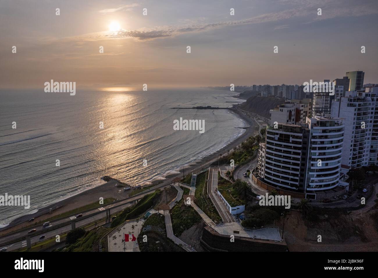 Tramonto nella città di Lima con vista sul mare. Foto Stock