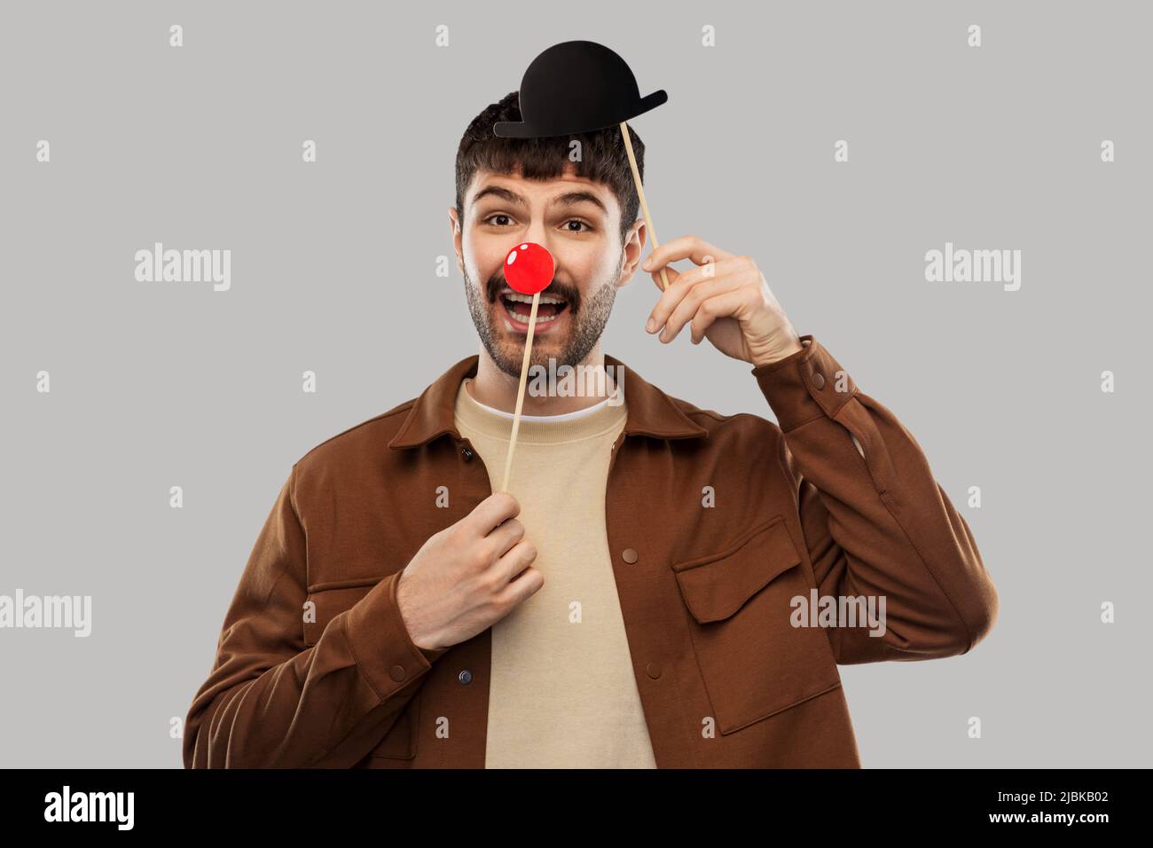 uomo sorridente con cappello bowler e naso rosso pagliaccio Foto Stock