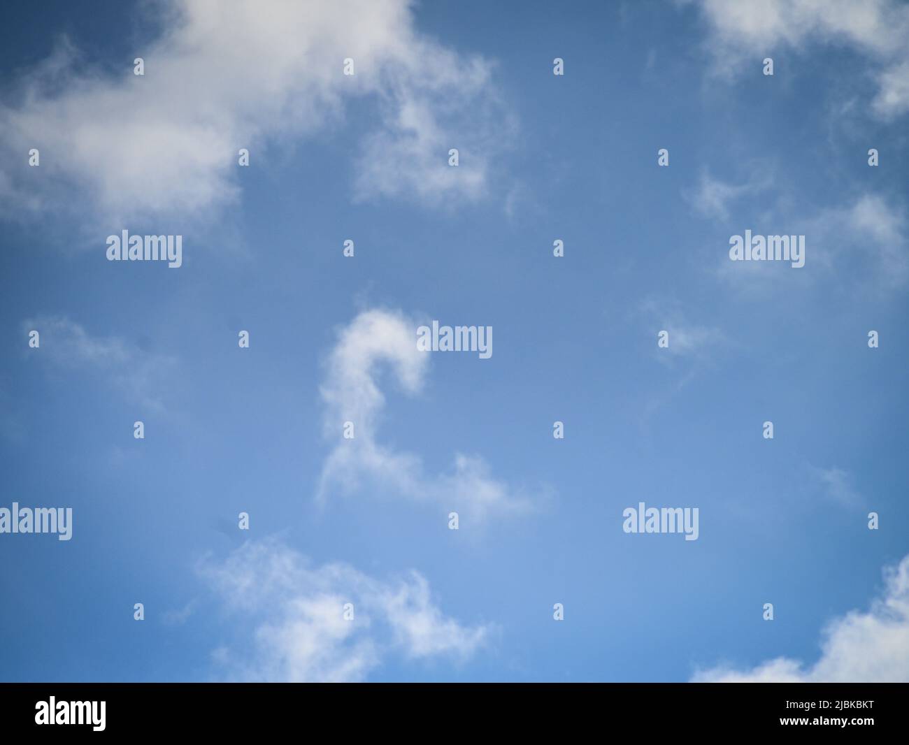 Una nuvola naturalmente formata nel cielo somiglia al simbolo della sterlina inglese, simbolo di Sterling, Inghilterra Foto Stock