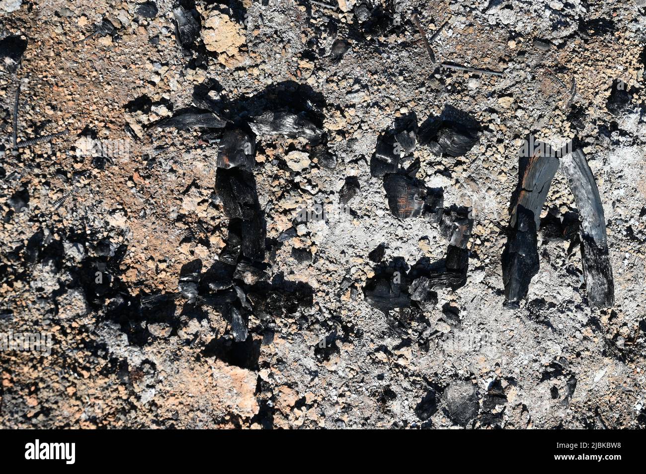 ISA, conto di risparmio individuale, lettere fatte di carbone che posano su un letto di cenere alla base di una buca di fuoco Foto Stock
