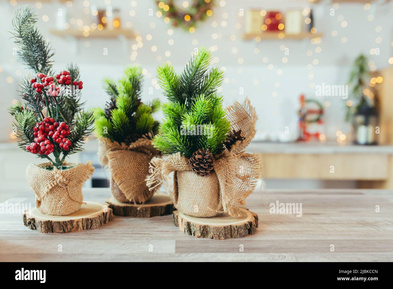 Decorazioni natalizie sul tavolo da cucina, in legno e rami di albero di Natale Foto Stock