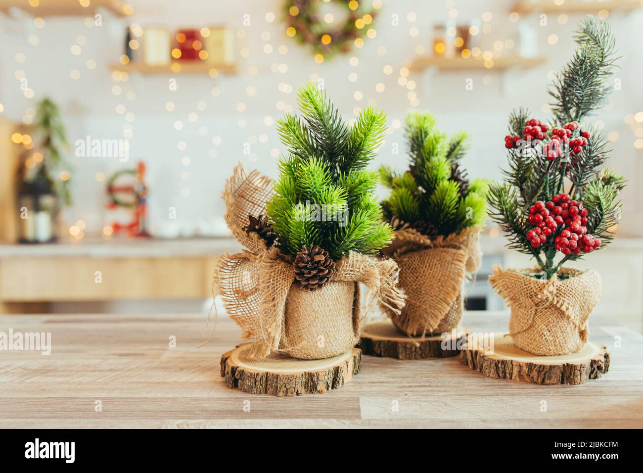 Decorazioni natalizie sul tavolo da cucina, in legno e rami di albero di Natale Foto Stock