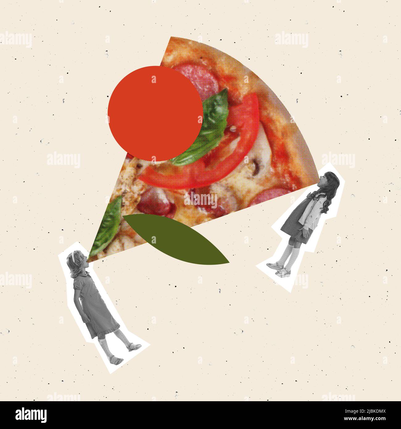 Collage d'arte contemporanea. Due bambine, bambini che mangiano pizza gigante deliziosa isolato su sfondo beige Foto Stock