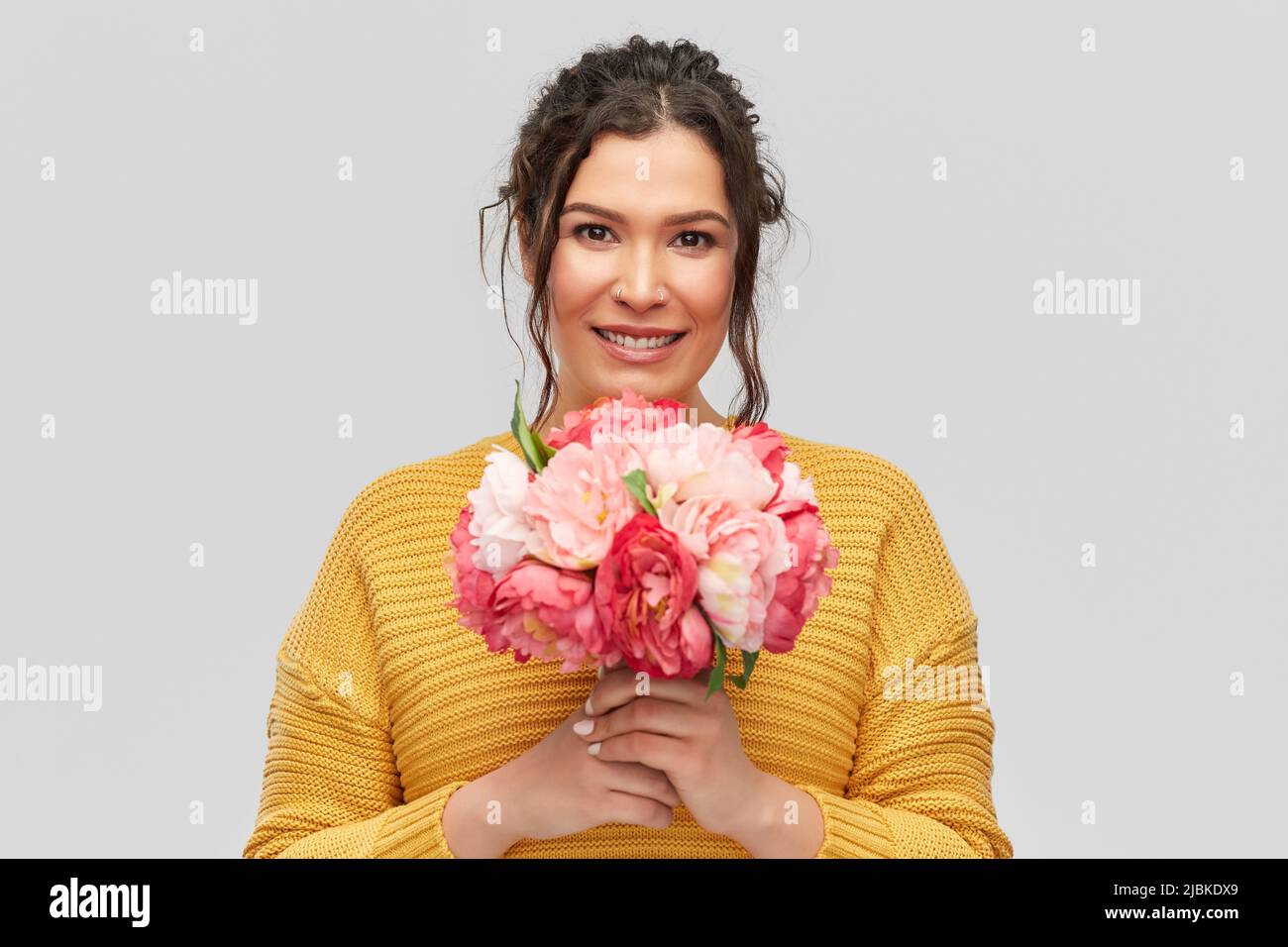 felice sorridente giovane donna con mazzo di fiori Foto Stock