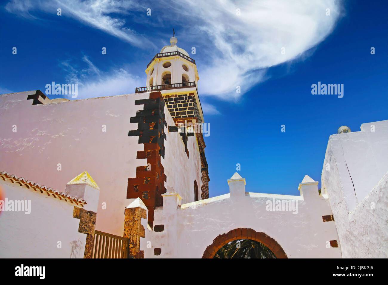 Tipico campanile coloniale in stile spagnolo delle canarie contro il cielo blu chiaro d'estate, pareti lucide e impeccabili - Teguise, Lanzarote Foto Stock