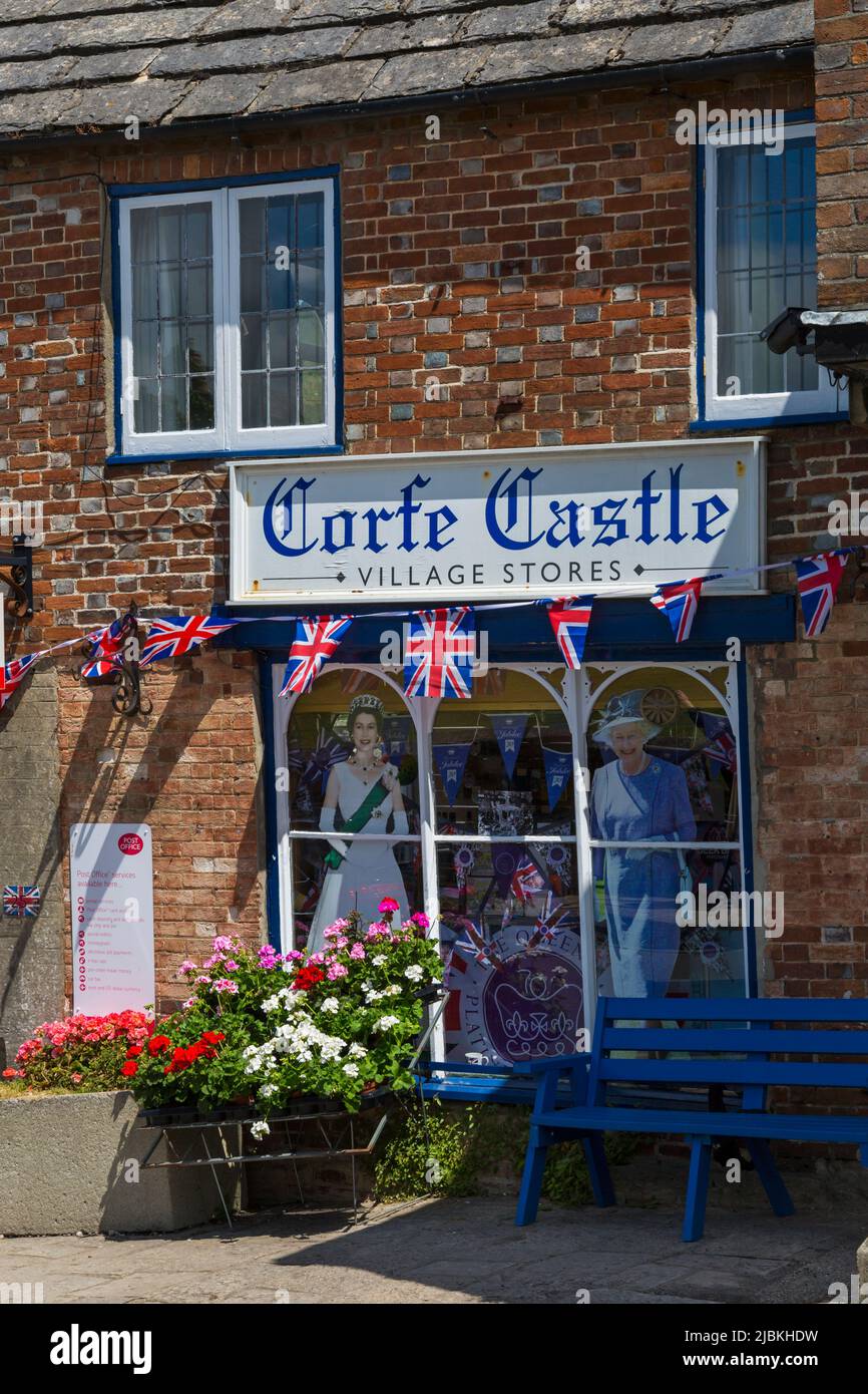 Corfe Castle Village Stores finestra decorata per il Queens Platinum Jubilee, Corfe Castle, Dorset UK nel mese di giugno Foto Stock