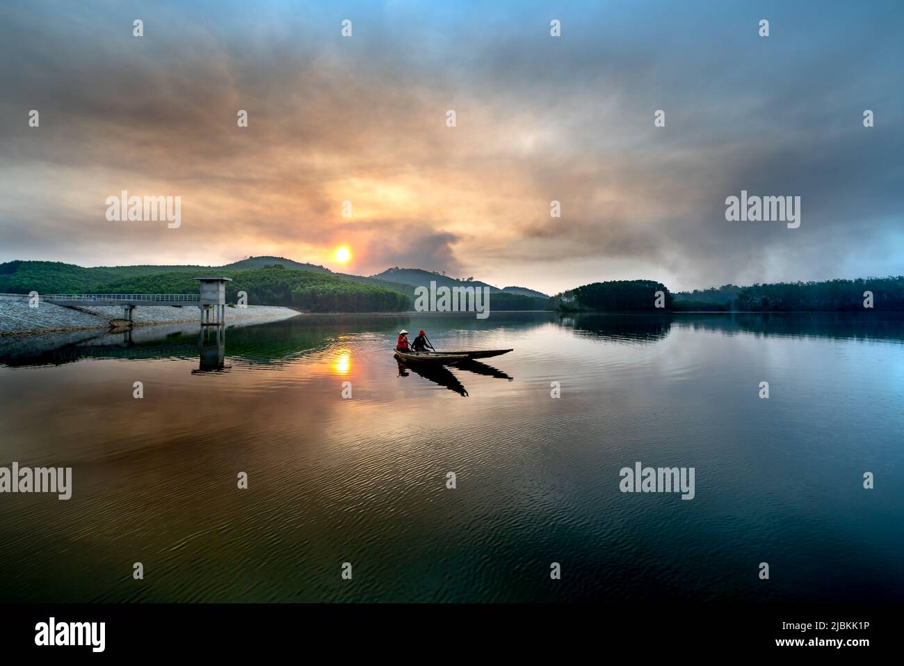 Dawn sul lago Son Tho. Questo lago si trova nel villaggio di Son Tho, città di Son tra, città di Hue. Questo posto dista circa 20 km dal centro della città. Questo è un campo Foto Stock