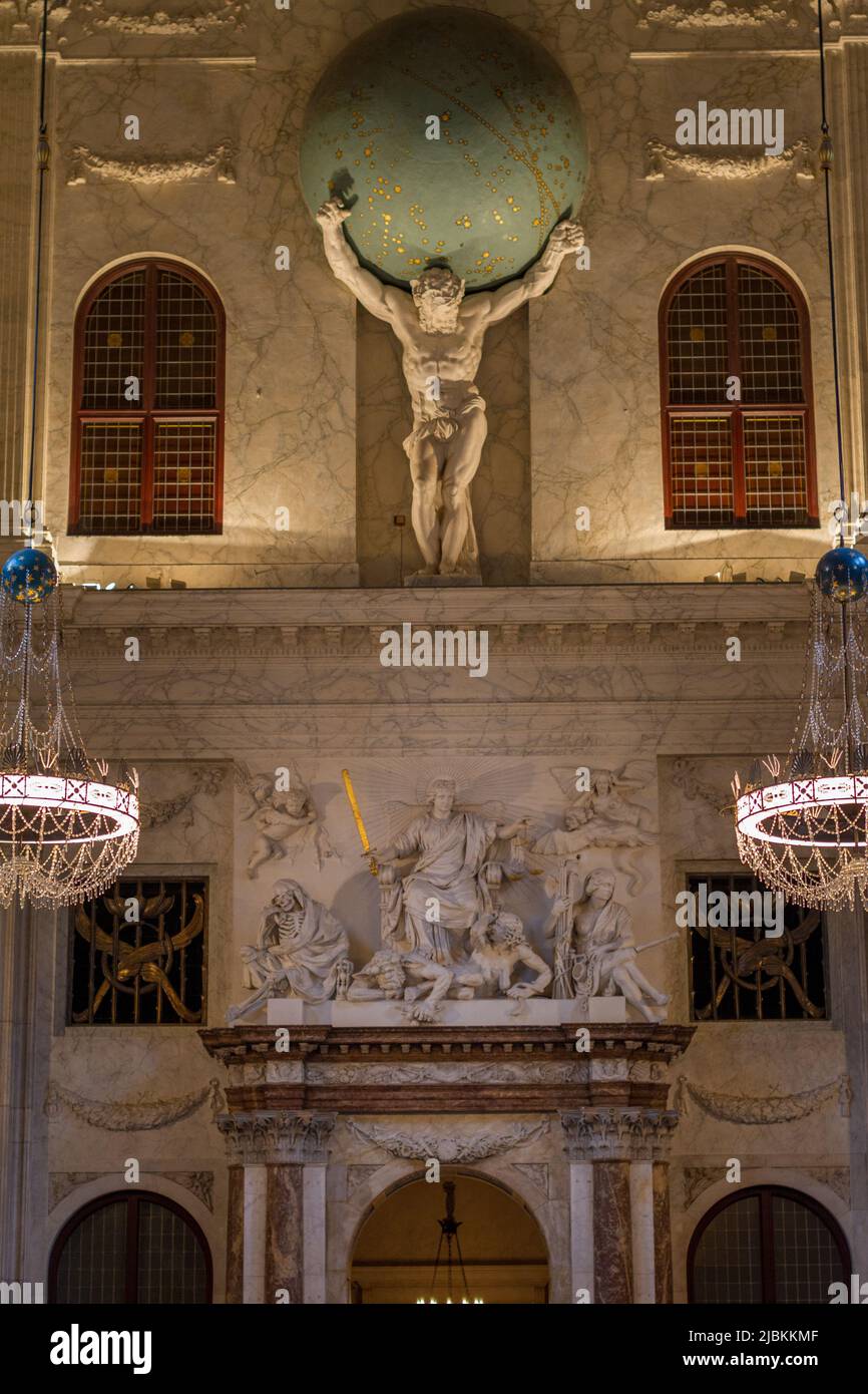 Statua dell'Atlante all'interno del Palazzo reale di Amsterdam in Piazza Dam Foto Stock