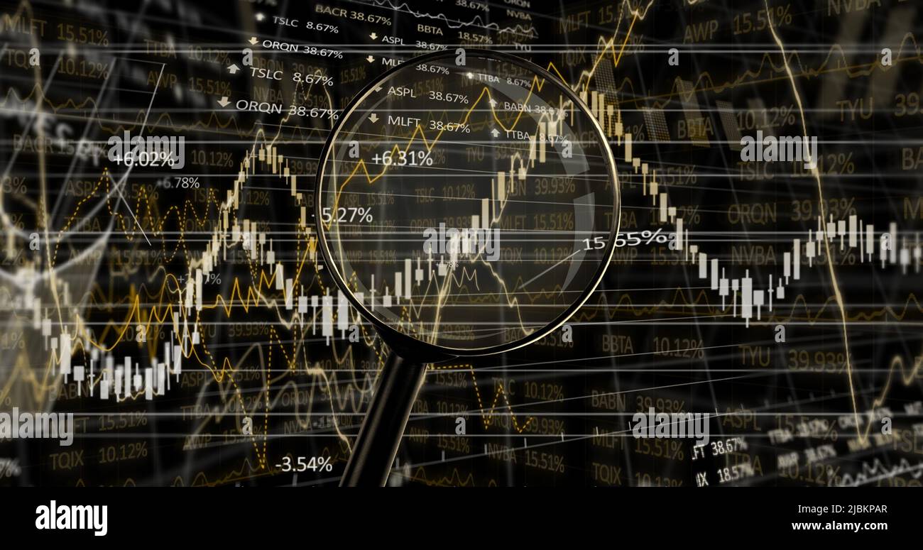 Immagine della lente di ingrandimento sull'elaborazione dei dati finanziari Foto Stock