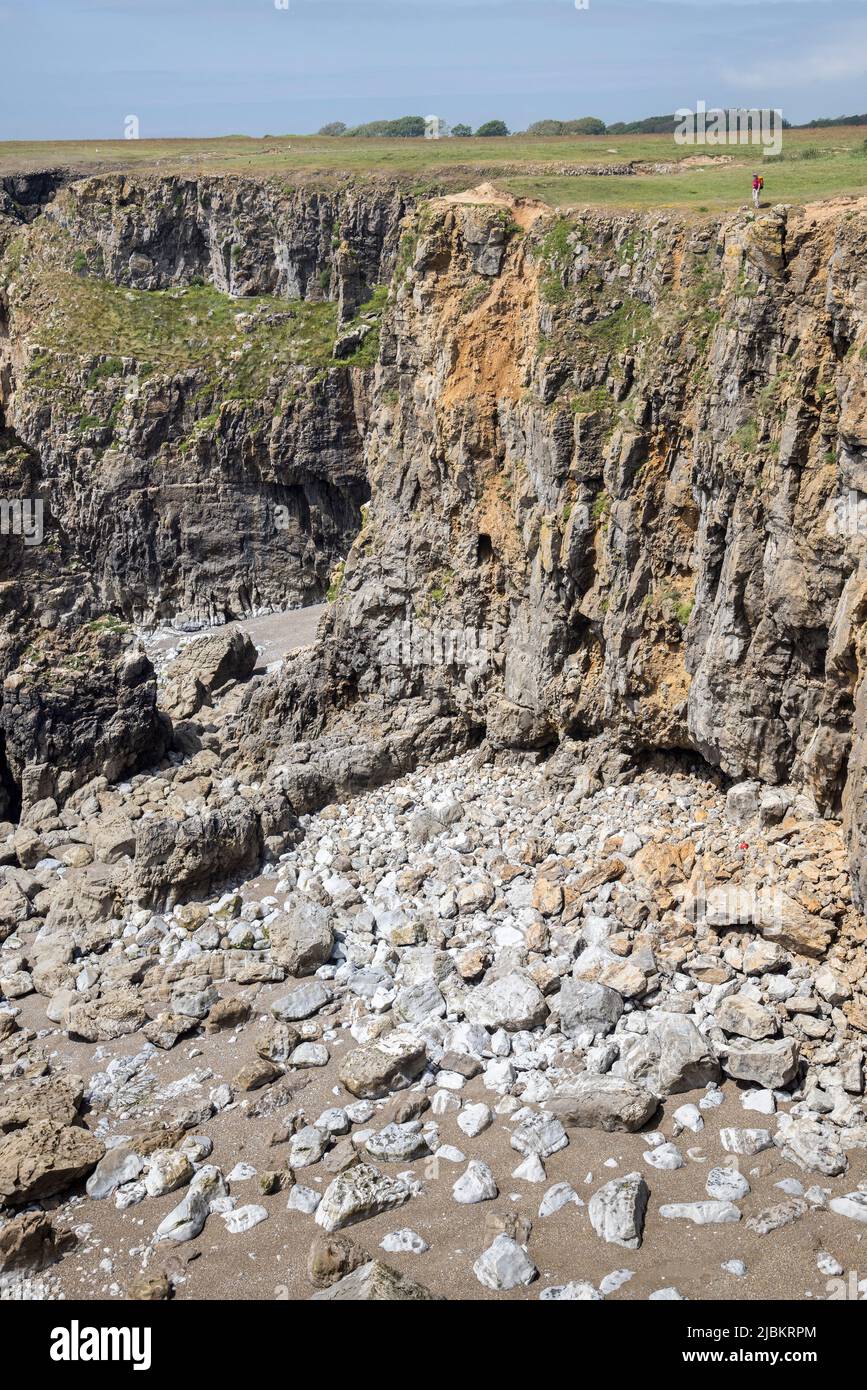 Pembrokeshire Coast path, Galles, Regno Unito, con una persona in piedi sul bordo della scogliera Foto Stock