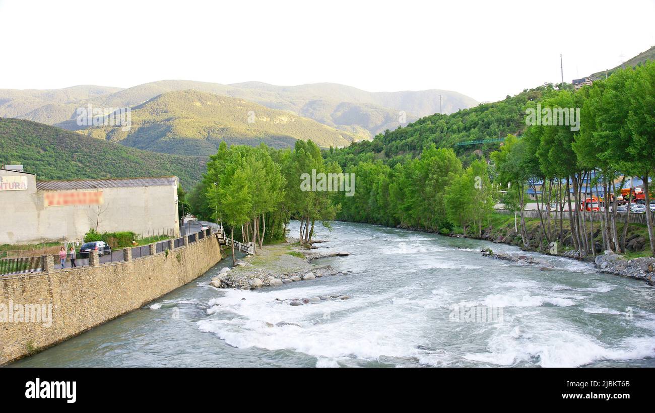 Noguera Pallaresa come passa attraverso Sort, Lleida, Catalogna, Spagna, Europa Foto Stock