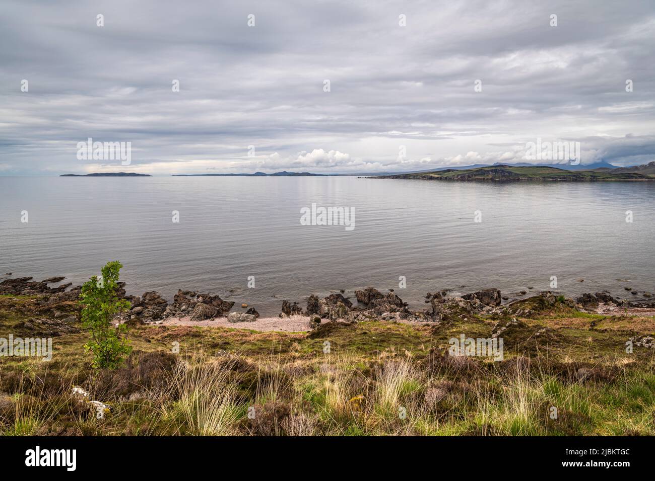 Un'immagine HDR nuvolosa, estiva e marina di First Coast, Gruinard Bay negli altopiani nordoccidentali della Scozia. 23 maggio 2022 Foto Stock