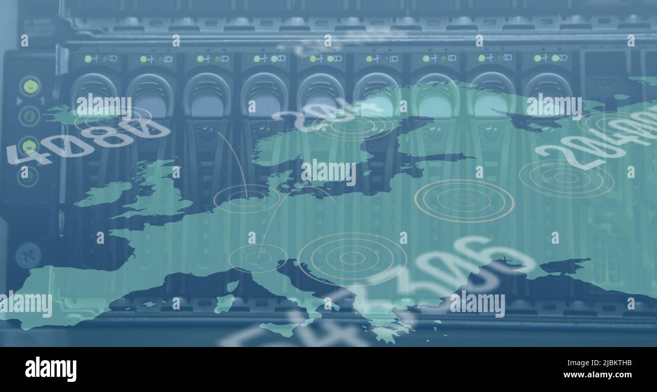 Più numeri che cambiano sulla mappa del mondo rispetto al primo piano del server di computer Foto Stock