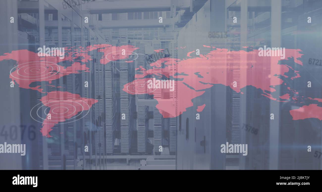 Più numeri che cambiano sulla mappa del mondo rispetto alla stanza server vuota Foto Stock