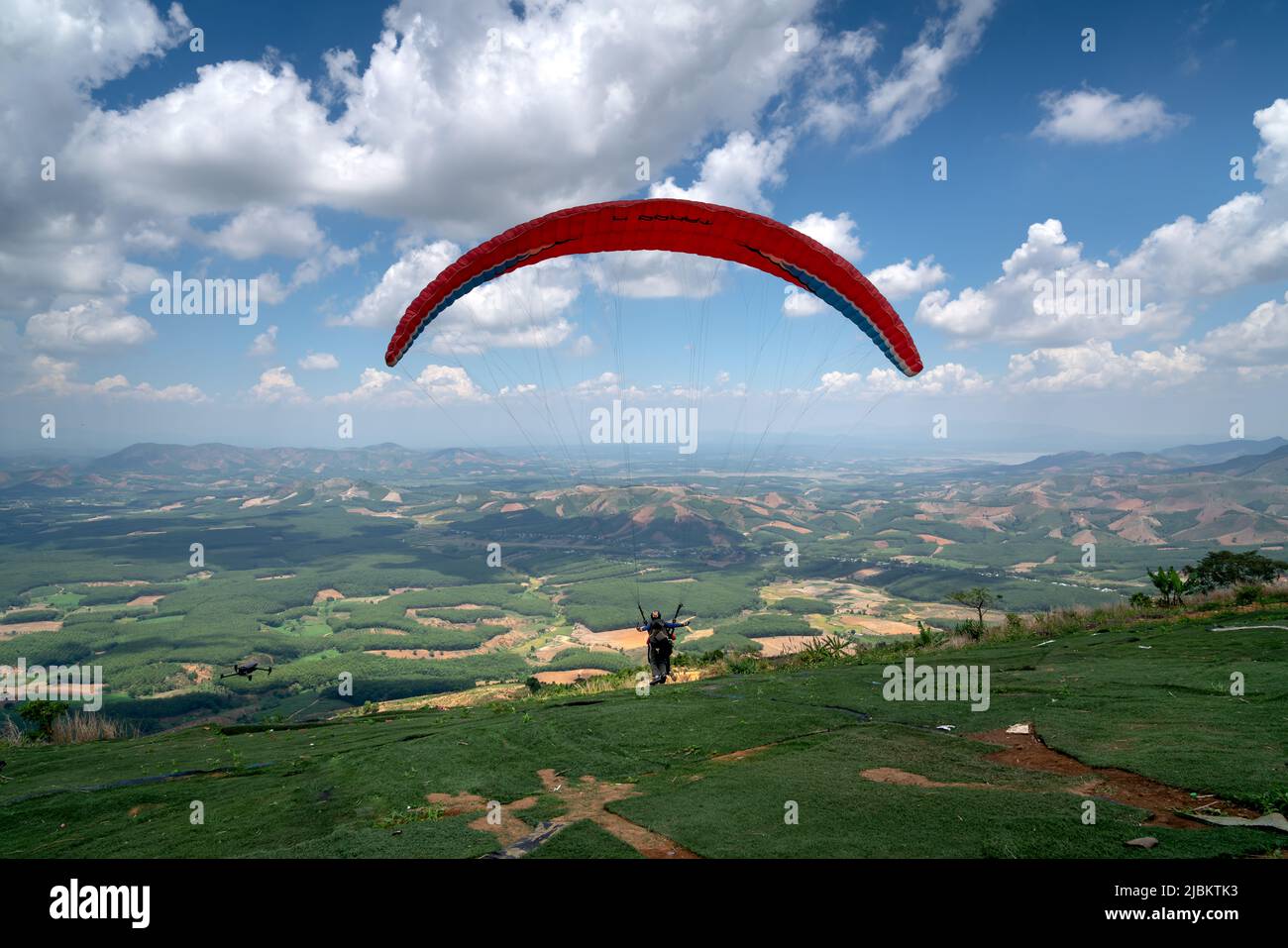 Cima della montagna di Chu Tan Kra nel distretto di SA Thay, provincia di Kon Tum Vietnam - 24 aprile 2022: Parapendio sulla cima di Chu Tan Kra a Kon Tum, VN Foto Stock