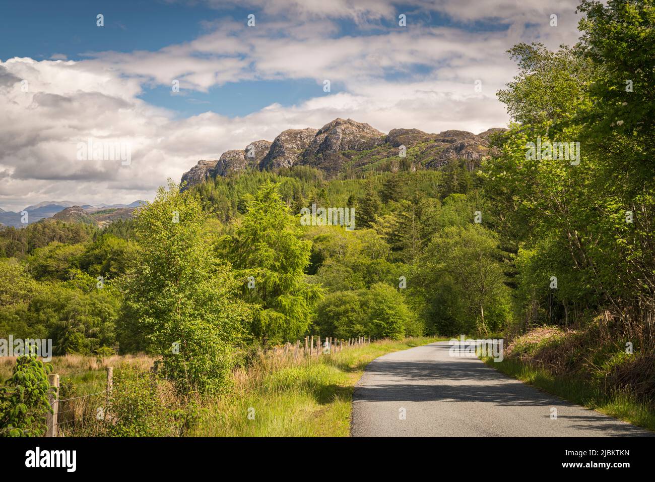 Un'estate, paesaggio 3 scatto HDR immagine di Creag un Duilisg vicino Plockton, am Ploc, sulle rive del Loch Carron, Scozia. 24 maggio 2022 Foto Stock