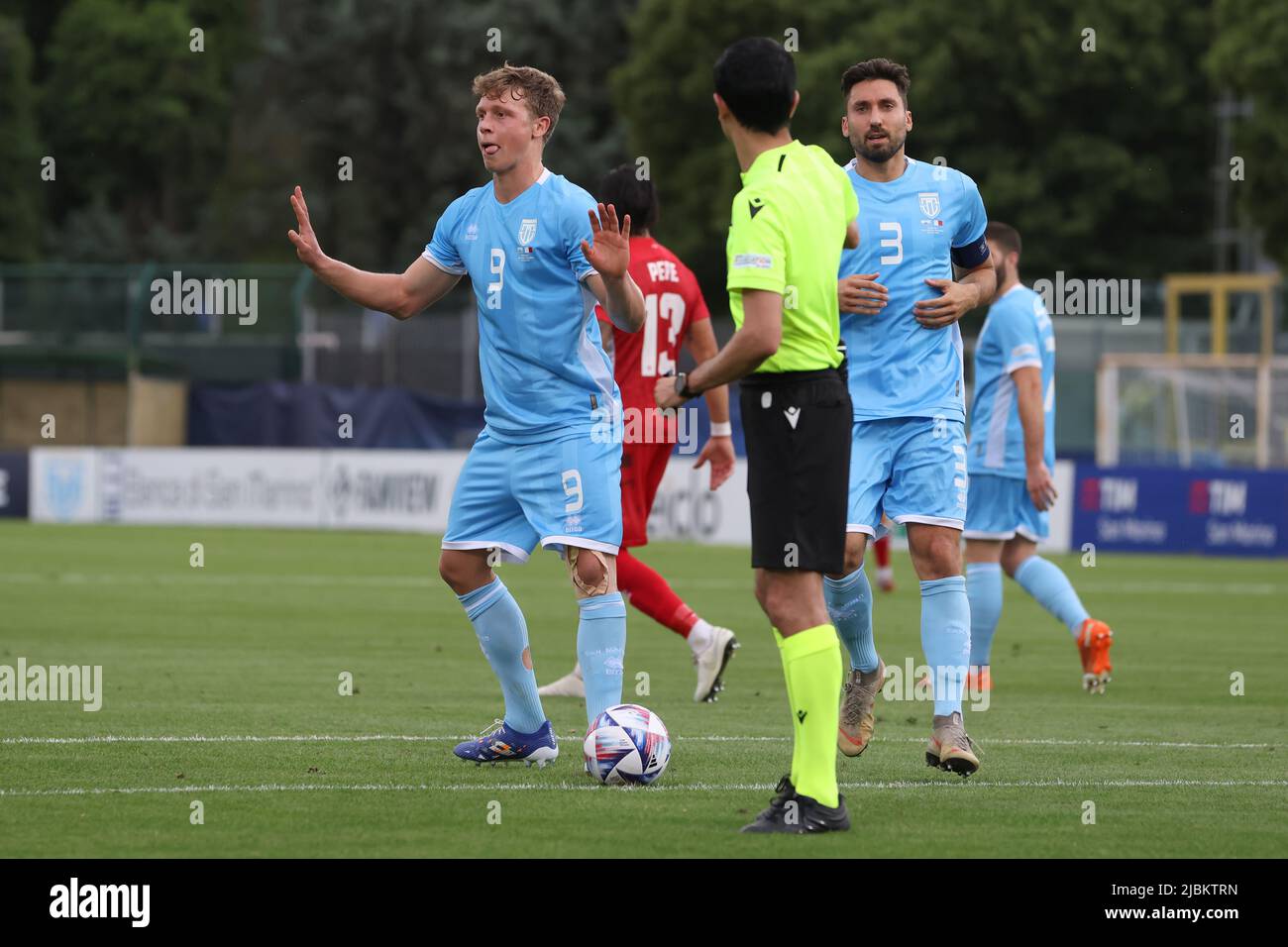 Serravalle, Italia, 5th giugno 2022. Nicola Nanni di San Marino reagisce come l'arbitro Aliyar Aghayev di Azerbaigian chiede la palla dopo aver invertito la sua decisione iniziale di assegnare agli ospiti una penalità a seguito di una consultazione con il VAR monitor durante la partita della UEFA Nations League allo stadio San Marino, Serravalle. Il credito d'immagine dovrebbe essere: Jonathan Moscrop / Sportimage Foto Stock