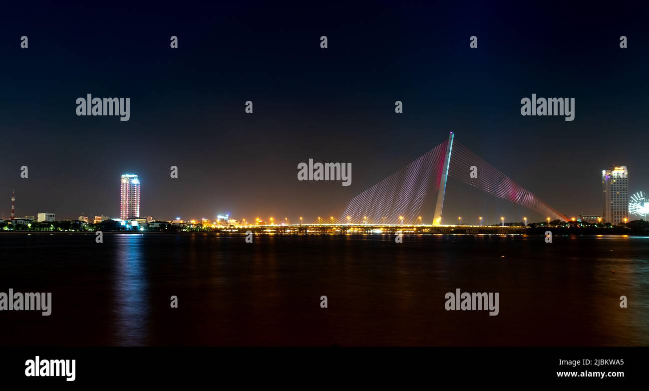 Città di da Nang, Vietnam - 25 aprile 2022: Vedere il ponte Tran Thi Ly nella città di da Nang, Vietnam di notte Foto Stock